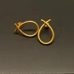 Ørestikkere Børstet Guld - Mellem, sløjfe, bow, loop, øretikker, stud, dråber, børstet guld, mat guld, Marianne Dulong, Susanne Friis Bjørner, elegante, øreringe, ørehængere, til vedhæng, flotte, billige, lækre, flot finish, cool, galla, fest øreringe, ørenringe, guld øreringe, Stine A, Pernille Corydon, Enamel, Maanesten, tilbud,