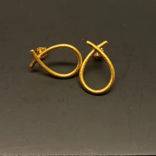 Ørestikkere Børstet Guld - Mellem, sløjfe, bow, loop, øretikker, stud, dråber, børstet guld, mat guld, Marianne Dulong, Susanne Friis Bjørner, elegante, øreringe, ørehængere, til vedhæng, flotte, billige, lækre, flot finish, cool, galla, fest øreringe, ørenringe, guld øreringe, Stine A, Pernille Corydon, Enamel, Maanesten, tilbud,