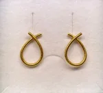Ørestikkere Børstet Guld - Mellem, sløjfe, bow, loop, øretikker, stud, dråber, børstet guld, mat guld, Marianne Dulong, Susanne Friis Bjørner, elegante, øreringe, ørehængere, til vedhæng, flotte, billige, lækre, flot finish, cool, galla, fest øreringe, ørenringe, guld øreringe, Stine A, Pernille Corydon, Enamel, Maanesten, tilbud,