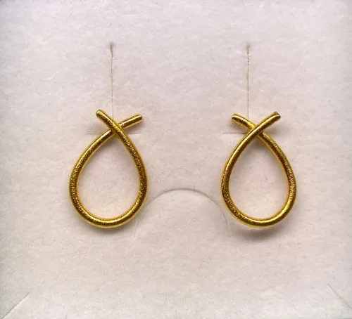 Ørestikkere Børstet Guld - Mellem, sløjfe, bow, loop, øretikker, stud, dråber, børstet guld, mat guld, Marianne Dulong, Susanne Friis Bjørner, elegante, øreringe, ørehængere, til vedhæng, flotte, billige, lækre, flot finish, cool, galla, fest øreringe, ørenringe, guld øreringe, Stine A, Pernille Corydon, Enamel, Maanesten, tilbud,