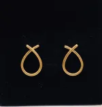 Ørestikkere Børstet Guld - Mellem, sløjfe, bow, loop, øretikker, stud, dråber, børstet guld, mat guld, Marianne Dulong, Susanne Friis Bjørner, elegante, øreringe, ørehængere, til vedhæng, flotte, billige, lækre, flot finish, cool, galla, fest øreringe, ørenringe, guld øreringe, Stine A, Pernille Corydon, Enamel, Maanesten, tilbud,
