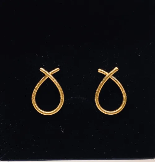 Ørestikkere Børstet Guld - Mellem, sløjfe, bow, loop, øretikker, stud, dråber, børstet guld, mat guld, Marianne Dulong, Susanne Friis Bjørner, elegante, øreringe, ørehængere, til vedhæng, flotte, billige, lækre, flot finish, cool, galla, fest øreringe, ørenringe, guld øreringe, Stine A, Pernille Corydon, Enamel, Maanesten, tilbud,