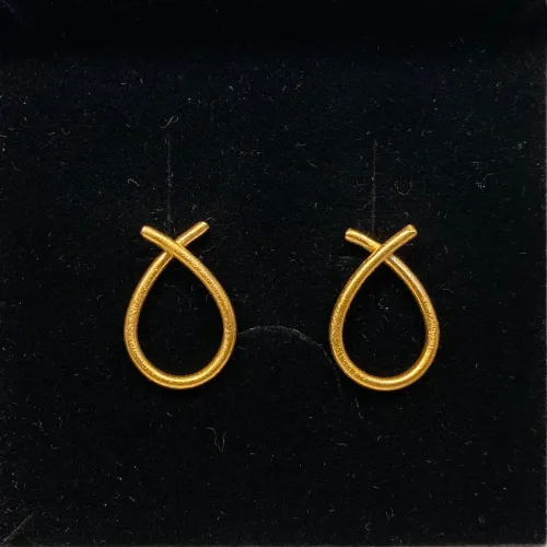 Ørestikkere Børstet Guld - Mellem, sløjfe, bow, loop, øretikker, stud, dråber, børstet guld, mat guld, Marianne Dulong, Susanne Friis Bjørner, elegante, øreringe, ørehængere, til vedhæng, flotte, billige, lækre, flot finish, cool, galla, fest øreringe, ørenringe, guld øreringe, Stine A, Pernille Corydon, Enamel, Maanesten, tilbud,