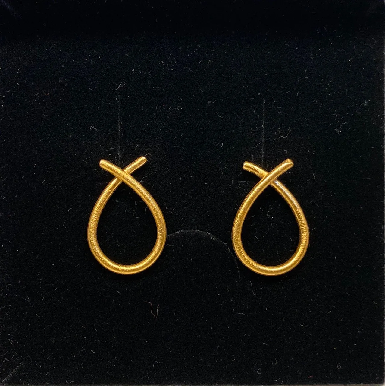 Ørestikkere Børstet Guld - Mellem Ørestikkere Børstet Guld - Mellem, sløjfe, bow, loop, øretikker, stud, dråber, børstet guld, mat guld, Marianne Dulong, Susanne Friis Bjørner, elegante, øreringe, ørehængere, til vedhæng, flotte, billige, lækre, flot finish, cool, galla, fest øreringe, ørenringe, guld øreringe, Stine A, Pernille Corydon, Enamel, Maanesten, tilbud,