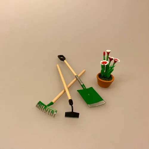 Miniature Spade, Miniature Hækkesaks, hækkeklipper, haven, dukkehave, haveredskaber, ting til, dukkehuset, miniature, bonsai, verden, lege, dukketing, dukkehus, dukkehusting, miniature, miniaturer, sættekasse, amagerhylde, nissebo, nissedør, nissehus, biti, ribe, en spade for en spade,Miniature Haveredskaber - Spade Rive & Lugejern
