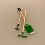 Miniature Spade, Miniature Hækkesaks, hækkeklipper, haven, dukkehave, haveredskaber, ting til, dukkehuset, miniature, bonsai, verden, lege, dukketing, dukkehus, dukkehusting, miniature, miniaturer, sættekasse, amagerhylde, nissebo, nissedør, nissehus, biti, ribe, en spade for en spade,Miniature Haveredskaber - Spade Rive & Lugejern