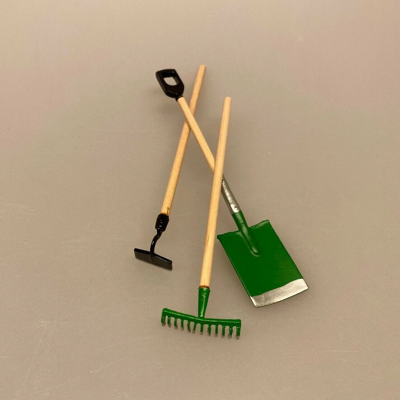 Miniature Haveredskaber - Spade Rive & Lugejern Miniature Spade, Miniature Hækkesaks, hækkeklipper, haven, dukkehave, haveredskaber, ting til, dukkehuset, miniature, bonsai, verden, lege, dukketing, dukkehus, dukkehusting, miniature, miniaturer, sættekasse, amagerhylde, nissebo, nissedør, nissehus, biti, ribe, en spade for en spade,Miniature Haveredskaber - Spade Rive & Lugejern