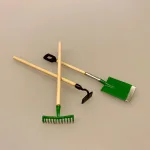 Miniature Spade, Miniature Hækkesaks, hækkeklipper, haven, dukkehave, haveredskaber, ting til, dukkehuset, miniature, bonsai, verden, lege, dukketing, dukkehus, dukkehusting, miniature, miniaturer, sættekasse, amagerhylde, nissebo, nissedør, nissehus, biti, ribe, en spade for en spade,Miniature Haveredskaber - Spade Rive & Lugejern