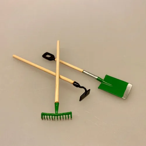 Miniature Spade, Miniature Hækkesaks, hækkeklipper, haven, dukkehave, haveredskaber, ting til, dukkehuset, miniature, bonsai, verden, lege, dukketing, dukkehus, dukkehusting, miniature, miniaturer, sættekasse, amagerhylde, nissebo, nissedør, nissehus, biti, ribe, en spade for en spade,Miniature Haveredskaber - Spade Rive & Lugejern