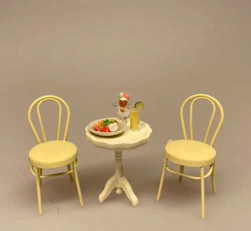 Miniature Metal Stol - Creme, flødefarvet, caféstol, konditori, dukkehus, dukkehusting, dukkemøbler, dukkehusmøbler, dukkestue, dukkehuse, ting til, miniaturer, skala 1/12, 1:12, biti, ribe, små ting, sætterkasse, symbolsk, sangskjuler,