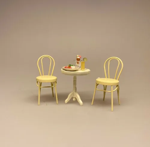 Miniature Metal Stol - Creme, flødefarvet, caféstol, konditori, dukkehus, dukkehusting, dukkemøbler, dukkehusmøbler, dukkestue, dukkehuse, ting til, miniaturer, skala 1/12, 1:12, biti, ribe, små ting, sætterkasse, symbolsk, sangskjuler, puppenstuben, puppenmöbel, minimondus, bodo hennig, almue, nissebo, nissehus, nissedør, til nisserne, nissetilbehør