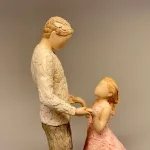 More than words Figur - Angel of Mine, datter, far og datter, daddy, familie, forældre, onkel, storebror, lille søster, læring, tryghed, kærlighed, lærer at danse, passer på dig, min datter, guldklump, øjesten, figur, arora, willowtree, biti, ribe, kunst, gave, gaveide, symbolsk, symbolik, flot,