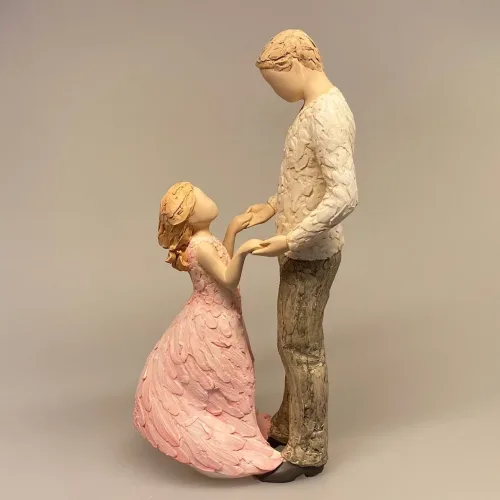 More than words Figur - Angel of Mine, datter, far og datter, daddy, familie, forældre, onkel, storebror, lille søster, læring, tryghed, kærlighed, lærer at danse, passer på dig, min datter, guldklump, øjesten, figur, arora, willowtree, biti, ribe, kunst, gave, gaveide, symbolsk, symbolik, flot,