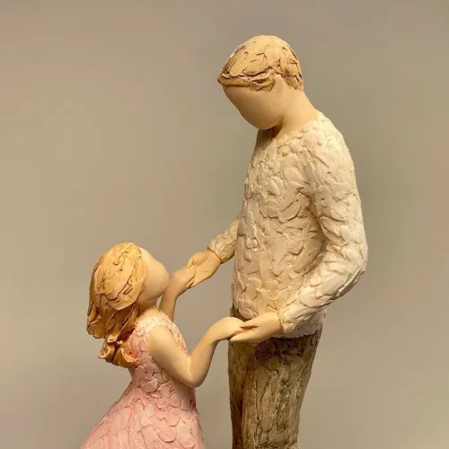 More than words Figur - Angel of Mine, datter, far og datter, daddy, familie, forældre, onkel, storebror, lille søster, læring, tryghed, kærlighed, lærer at danse, passer på dig, min datter, guldklump, øjesten, figur, arora, willowtree, biti, ribe, kunst, gave, gaveide, symbolsk, symbolik, flot,