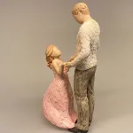 More than words Figur - Angel of Mine, datter, far og datter, daddy, familie, forældre, onkel, storebror, lille søster, læring, tryghed, kærlighed, lærer at danse, passer på dig, min datter, guldklump, øjesten, figur, arora, willowtree, biti, ribe, kunst, gave, gaveide, symbolsk, symbolik, flot,