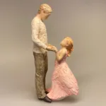 More than words Figur - Angel of Mine, datter, far og datter, daddy, familie, forældre, onkel, storebror, lille søster, læring, tryghed, kærlighed, lærer at danse, passer på dig, min datter, guldklump, øjesten, figur, arora, willowtree, biti, ribe, kunst, gave, gaveide, symbolsk, symbolik, flot,