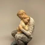 In safe hands, More than words Figur - In Soft Hands, far, fader, faderrolle, støtte, bjørneknus, bamsekram, far og søn, søn, dreng, forældre, sønnike, barnebarn, bedstefar, morfar, farfar, onkel, gaveide, gave, speciel, kunst, figur, familie, familie relationer,arora, more than words, tryghed, støtte, en tryg favn, biti, ribe, willowtree, symbolsk,