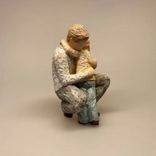 More than words Figur - In Soft Hands, far, fader, faderrolle, støtte, bjørneknus, bamsekram, far og søn, søn, dreng, forældre, sønnike, barnebarn, bedstefar, morfar, farfar, onkel, gaveide, gave, speciel, kunst, figur, familie, familie relationer,arora, more than words, tryghed, støtte, en tryg favn, biti, ribe, willowtree, symbolsk,
