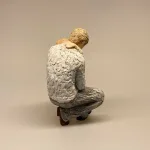 In safe hands, More than words Figur - In Soft Hands, far, fader, faderrolle, støtte, bjørneknus, bamsekram, far og søn, søn, dreng, forældre, sønnike, barnebarn, bedstefar, morfar, farfar, onkel, gaveide, gave, speciel, kunst, figur, familie, familie relationer,arora, more than words, tryghed, støtte, en tryg favn, biti, ribe, willowtree, symbolsk,