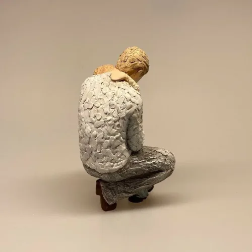 In safe hands, More than words Figur - In Soft Hands, far, fader, faderrolle, støtte, bjørneknus, bamsekram, far og søn, søn, dreng, forældre, sønnike, barnebarn, bedstefar, morfar, farfar, onkel, gaveide, gave, speciel, kunst, figur, familie, familie relationer,arora, more than words, tryghed, støtte, en tryg favn, biti, ribe, willowtree, symbolsk,