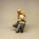 In safe hands, More than words Figur - In Soft Hands, far, fader, faderrolle, støtte, bjørneknus, bamsekram, far og søn, søn, dreng, forældre, sønnike, barnebarn, bedstefar, morfar, farfar, onkel, gaveide, gave, speciel, kunst, figur, familie, familie relationer,arora, more than words, tryghed, støtte, en tryg favn, biti, ribe, willowtree, symbolsk,