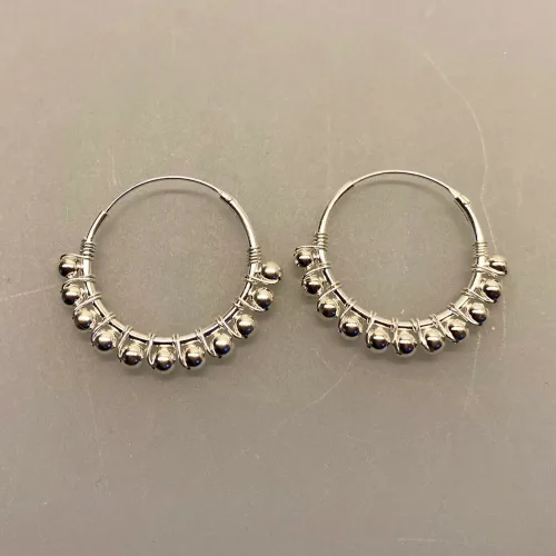 Creoler i sølv Ø 20 mm hoops med kugler på række, hoops, creoler, runde, øreringe, ørenringe, ringe, sølv, ægte, sterling sølv, ren sølv, blank sølv,lys sølv, mønster, med pynt, maanesten, stine a, cool, nice, moderne, in, stacking, hipster, mom jeans, stilede, specielle, bali, biti, ribe, enamel, feminine, konfirmation,