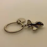 Nøglering - Flyvemaskine blank sølv, jumbo, jumbojet, boing 747, charterrejse, udlandsrejse, backpacking, ungdomsrejse, fly, flyver, flyvemaskine, ud at flyve, luft under vingerne, ud i det blå, på tur,gavekort, pengegave, flycertifikat, pilot, privatfly, privatjet, rutefly, stewardesse, rejsende, udlandet, amulet, god rejse, god tur, symbolsk, sangskjuler, biti, ribe, vadehavet