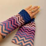 Pulsvarmere i blød Alpaka uld - Zigzag Pastel Multi, rosa, nude, klassisk, Pulsvarmere i blød Alpaca uld - Zigzag Blå Koks, dæmpet, klassisk,grafisk, moderne, marianne isager, Pulsvarmere i blød Alpaca uld - Zigzag Multi, marianne isager, grafisk, moderne, Pulsvarmere i blød Alpaca uld - multi, kulørt, farverig, alpakka, alpaka, alpaca, lama, lamauld, alpacastrik, alpacagarn, muffedisser, stulpen, håndledsvarmere, pulsvarmere, lækre, varme håndled, lune, frossenpind, gaveide,