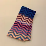 Pulsvarmere i blød Alpaka uld - Zigzag Pastel Multi, rosa, nude, klassisk, Pulsvarmere i blød Alpaca uld - Zigzag Blå Koks, dæmpet, klassisk,grafisk, moderne, marianne isager, Pulsvarmere i blød Alpaca uld - Zigzag Multi, marianne isager, grafisk, moderne, Pulsvarmere i blød Alpaca uld - multi, kulørt, farverig, alpakka, alpaka, alpaca, lama, lamauld, alpacastrik, alpacagarn, muffedisser, stulpen, håndledsvarmere, pulsvarmere, lækre, varme håndled, lune, frossenpind, gaveide,