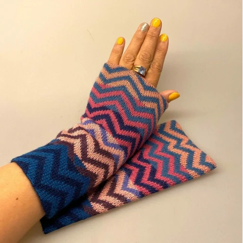 Pulsvarmere i blød Alpaka uld - Zigzag Pastel Multi, rosa, nude, klassisk, Pulsvarmere i blød Alpaca uld - Zigzag Blå Koks, dæmpet, klassisk,grafisk, moderne, marianne isager, Pulsvarmere i blød Alpaca uld - Zigzag Multi, marianne isager, grafisk, moderne, Pulsvarmere i blød Alpaca uld - multi, kulørt, farverig, alpakka, alpaka, alpaca, lama, lamauld, alpacastrik, alpacagarn, muffedisser, stulpen, håndledsvarmere, pulsvarmere, lækre, varme håndled, lune, frossenpind, gaveide,