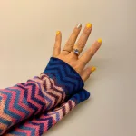 Pulsvarmere i blød Alpaka uld - Zigzag Pastel Multi, rosa, nude, klassisk, Pulsvarmere i blød Alpaca uld - Zigzag Blå Koks, dæmpet, klassisk,grafisk, moderne, marianne isager, Pulsvarmere i blød Alpaca uld - Zigzag Multi, marianne isager, grafisk, moderne, Pulsvarmere i blød Alpaca uld - multi, kulørt, farverig, alpakka, alpaka, alpaca, lama, lamauld, alpacastrik, alpacagarn, muffedisser, stulpen, håndledsvarmere, pulsvarmere, lækre, varme håndled, lune, frossenpind, gaveide,