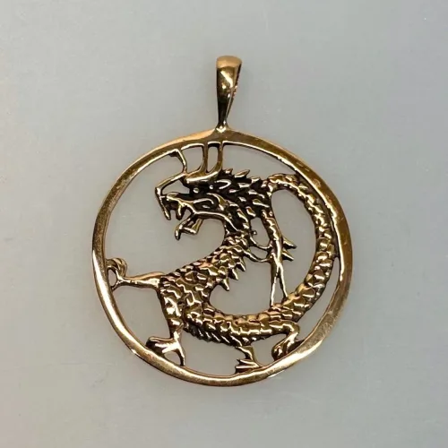 Vikingevedhæng i bronze - Drage i cirkel, drage, magisk, magi, fabeldyr, eventyrligt, eventyr, amulet, beskyttelse, mytologi, vikingesmykker, vikingesmykke, ting med drager, drage, puf, styrke, beskyttelse, held, skjold, museumssmykker, museumssmykke, museums, kopismykke, vikingekopi, vikingefund, fund, opgravninger, gamle, guder, nordiske, aser, asatro, gamle guder, ribe, vadehavet, sort sol, biti, ribe, nationalpark, speciel, flot, bronze, bronzesmykke, bronzesmykker, bronze vedhæng,