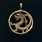 Vikingevedhæng i bronze - Drage i cirkel, drage, magisk, magi, fabeldyr, eventyrligt, eventyr, amulet, beskyttelse, mytologi, vikingesmykker, vikingesmykke, ting med drager, drage, puf, styrke, beskyttelse, held, skjold, museumssmykker, museumssmykke, museums, kopismykke, vikingekopi, vikingefund, fund, opgravninger, gamle, guder, nordiske, aser, asatro, gamle guder, ribe, vadehavet, sort sol, biti, ribe, nationalpark, speciel, flot, bronze, bronzesmykke, bronzesmykker, bronze vedhæng,