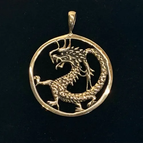 Vikingevedhæng i bronze - Drage i cirkel, drage, magisk, magi, fabeldyr, eventyrligt, eventyr, amulet, beskyttelse, mytologi, vikingesmykker, vikingesmykke, ting med drager, drage, puf, styrke, beskyttelse, held, skjold, museumssmykker, museumssmykke, museums, kopismykke, vikingekopi, vikingefund, fund, opgravninger, gamle, guder, nordiske, aser, asatro, gamle guder, ribe, vadehavet, sort sol, biti, ribe, nationalpark, speciel, flot, bronze, bronzesmykke, bronzesmykker, bronze vedhæng,