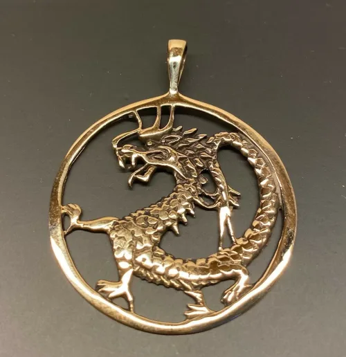 Vikingevedhæng i bronze - Drage i cirkel, drage, magisk, magi, fabeldyr, eventyrligt, eventyr, amulet, beskyttelse, mytologi, vikingesmykker, vikingesmykke, ting med drager, drage, puf, styrke, beskyttelse, held, skjold, museumssmykker, museumssmykke, museums, kopismykke, vikingekopi, vikingefund, fund, opgravninger, gamle, guder, nordiske, aser, asatro, gamle guder, ribe, vadehavet, sort sol, biti, ribe, nationalpark, speciel, flot, bronze, bronzesmykke, bronzesmykker, bronze vedhæng,