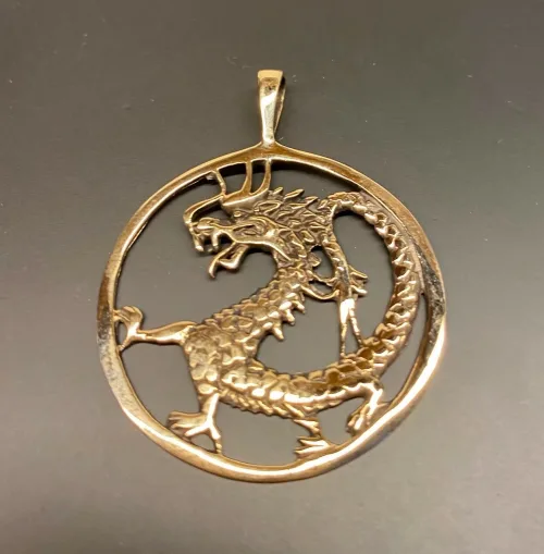 Vikingevedhæng i bronze - Drage i cirkel, drage, magisk, magi, fabeldyr, eventyrligt, eventyr, amulet, beskyttelse, mytologi, vikingesmykker, vikingesmykke, ting med drager, drage, puf, styrke, beskyttelse, held, skjold, museumssmykker, museumssmykke, museums, kopismykke, vikingekopi, vikingefund, fund, opgravninger, gamle, guder, nordiske, aser, asatro, gamle guder, ribe, vadehavet, sort sol, biti, ribe, nationalpark, speciel, flot, bronze, bronzesmykke, bronzesmykker, bronze vedhæng,