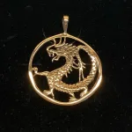 Vikingevedhæng i bronze - Drage i cirkel, drage, magisk, magi, fabeldyr, eventyrligt, eventyr, amulet, beskyttelse, mytologi, vikingesmykker, vikingesmykke, ting med drager, drage, puf, styrke, beskyttelse, held, skjold, museumssmykker, museumssmykke, museums, kopismykke, vikingekopi, vikingefund, fund, opgravninger, gamle, guder, nordiske, aser, asatro, gamle guder, ribe, vadehavet, sort sol, biti, ribe, nationalpark, speciel, flot, bronze, bronzesmykke, bronzesmykker, bronze vedhæng,