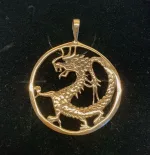 Vikingevedhæng i bronze - Drage i cirkel, drage, magisk, magi, fabeldyr, eventyrligt, eventyr, amulet, beskyttelse, mytologi, vikingesmykker, vikingesmykke, ting med drager, drage, puf, styrke, beskyttelse, held, skjold, museumssmykker, museumssmykke, museums, kopismykke, vikingekopi, vikingefund, fund, opgravninger, gamle, guder, nordiske, aser, asatro, gamle guder, ribe, vadehavet, sort sol, biti, ribe, nationalpark, speciel, flot, bronze, bronzesmykke, bronzesmykker, bronze vedhæng,