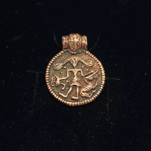 Vikingevedhæng i bronze - Tyr og ulven Fenris, bronze, bronche, bronse, bronzevedhæng, kobber, kobbersmykke, guldsmykke, gyldent, messing, Vikingevedhæng, - Tyr og ulven Fenris, ulv, ulven fenrisulven, Thyr, Tyr, krigskuden, aser, asatro, nordisk, mytologi, mythology, nordic, vikinger, vikingesmykker, vikingesmykke, kopismykke, vikingekopi, museumssmykke, museums, smykker, gamle, guder, nordiske guder, ribe, vikingefund, opgravninger, vadehavet, biti, nationalpark, danefæ, ragnarok, livets træ, yggdrasil, asketræ