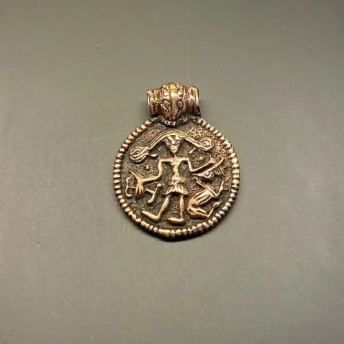 Vikingevedhæng i bronze - Tyr og ulven Fenris, bronze, bronche, bronse, bronzevedhæng, kobber, kobbersmykke, guldsmykke, gyldent, messing, Vikingevedhæng, - Tyr og ulven Fenris, ulv, ulven fenrisulven, Thyr, Tyr, krigskuden, aser, asatro, nordisk, mytologi, mythology, nordic, vikinger, vikingesmykker, vikingesmykke, kopismykke, vikingekopi, museumssmykke, museums, smykker, gamle, guder, nordiske guder, ribe, vikingefund, opgravninger, vadehavet, biti, nationalpark, danefæ, ragnarok, livets træ, yggdrasil, asketræ