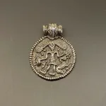 Vikingevedhæng i sølv - Tyr og ulven Fenris, ulv, ulven fenrisulven, Thyr, Tyr, krigskuden, aser, asatro, nordisk, mytologi, mythology, nordic, vikinger, vikingesmykker, vikingesmykke, kopismykke, vikingekopi, museumssmykke, museums, smykker, sølv, sølvvedhæng, sølvsmykke, gamle, guder, nordiske guder, ribe, vikingefund, opgravninger, vadehavet, biti, nationalpark, danefæ, ragnarok, livets træ, yggdrasil, asketræ