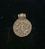 Vikingevedhæng i sølv - Tyr og ulven Fenris, ulv, ulven fenrisulven, Thyr, Tyr, krigskuden, aser, asatro, nordisk, mytologi, mythology, nordic, vikinger, vikingesmykker, vikingesmykke, kopismykke, vikingekopi, museumssmykke, museums, smykker, sølv, sølvvedhæng, sølvsmykke, gamle, guder, nordiske guder, ribe, vikingefund, opgravninger, vadehavet, biti, nationalpark, danefæ, ragnarok, livets træ, yggdrasil, asketræ