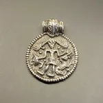 Vikingevedhæng i sølv - Tyr og ulven Fenris, ulv, ulven fenrisulven, Thyr, Tyr, krigskuden, aser, asatro, nordisk, mytologi, mythology, nordic, vikinger, vikingesmykker, vikingesmykke, kopismykke, vikingekopi, museumssmykke, museums, smykker, sølv, sølvvedhæng, sølvsmykke, gamle, guder, nordiske guder, ribe, vikingefund, opgravninger, vadehavet, biti, nationalpark, danefæ, ragnarok, livets træ, yggdrasil, asketræ