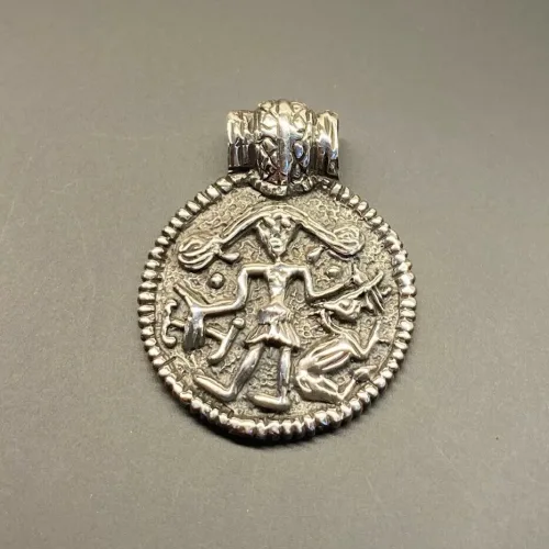 Vikingevedhæng i sølv - Tyr og ulven Fenris, ulv, ulven fenrisulven, Thyr, Tyr, krigskuden, aser, asatro, nordisk, mytologi, mythology, nordic, vikinger, vikingesmykker, vikingesmykke, kopismykke, vikingekopi, museumssmykke, museums, smykker, sølv, sølvvedhæng, sølvsmykke, gamle, guder, nordiske guder, ribe, vikingefund, opgravninger, vadehavet, biti, nationalpark, danefæ, ragnarok, livets træ, yggdrasil, asketræ