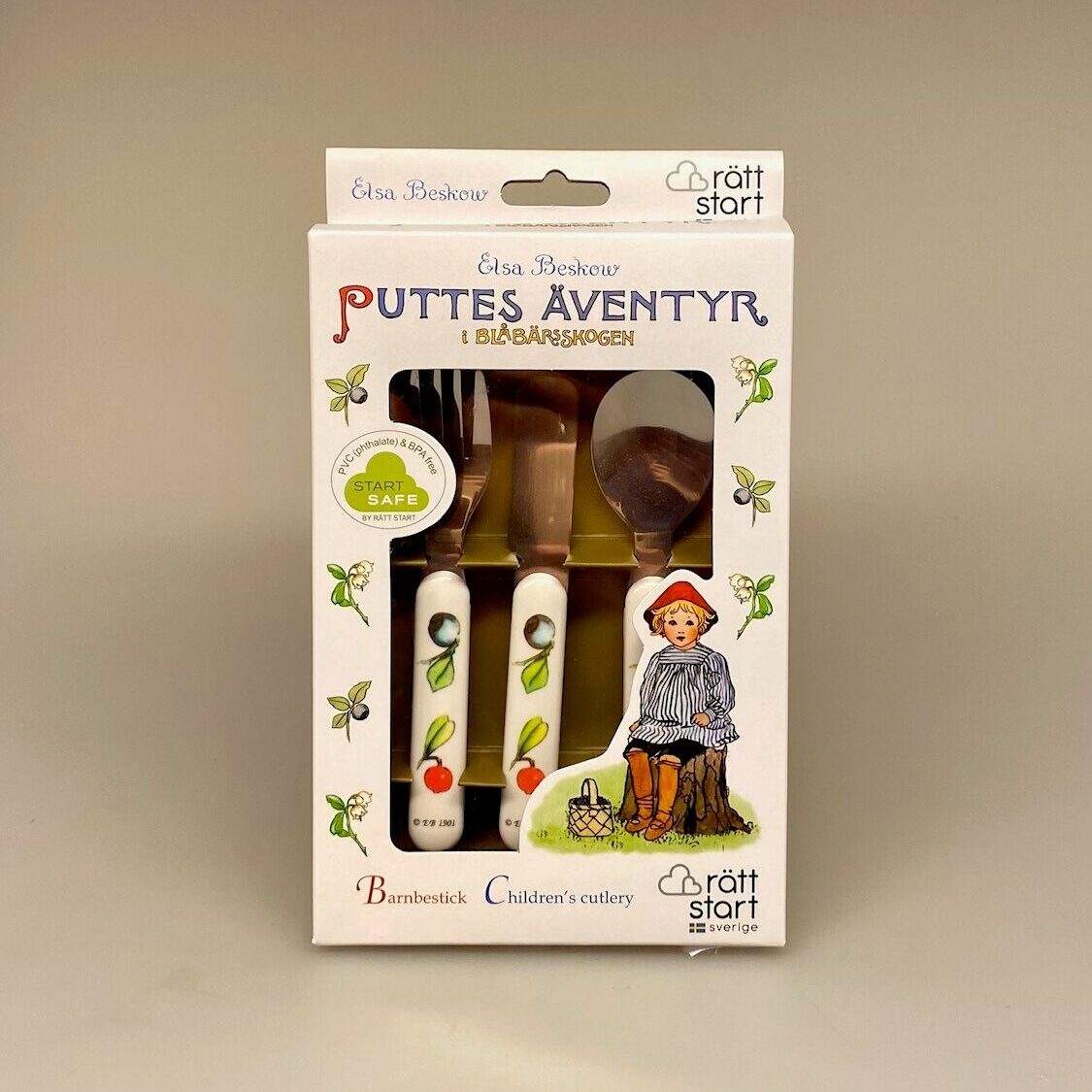 Elsa Beskow børnebestik - Putte i blåbærskoven, elsa beskow, astrid lindgren, børneservice, børnebestik, kniv, gaffel, ske, til børn, gave, gaveide, barnedåb, julegave, dåbsgave, yndigt, biti, ribe, nostalgisk, hyggeligt, dekorativt, pænt,