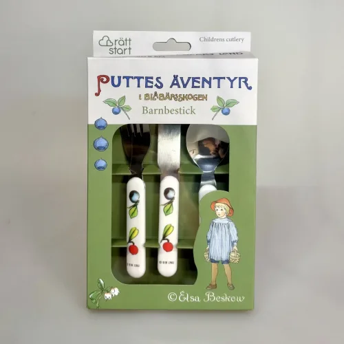 Elsa Beskow børnebestik - Putte i blåbærskoven, elsa beskow, astrid lindgren, børneservice, børnebestik, kniv, gaffel, ske, til børn, gave, gaveide, barnedåb, julegave, dåbsgave, yndigt, biti, ribe, nostalgisk, hyggeligt, dekorativt, pænt,