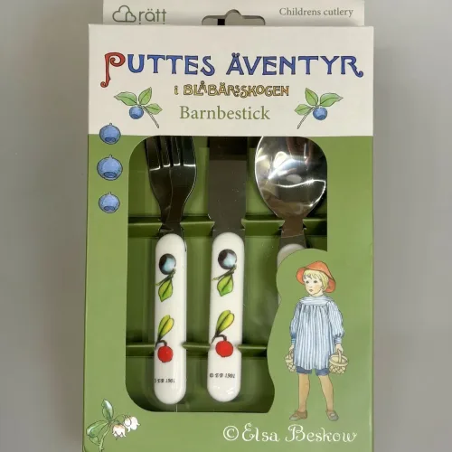 Elsa Beskow børnebestik - Putte i blåbærskoven, elsa beskow, astrid lindgren, børneservice, børnebestik, kniv, gaffel, ske, til børn, gave, gaveide, barnedåb, julegave, dåbsgave, yndigt, biti, ribe, nostalgisk, hyggeligt, dekorativt, pænt,