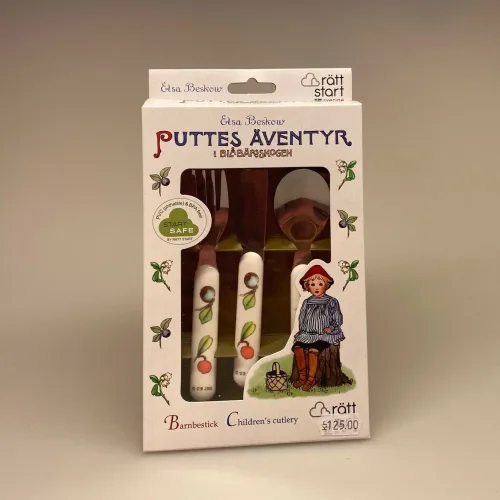 Elsa Beskow børnebestik - Putte i blåbærskoven, elsa beskow, astrid lindgren, børneservice, børnebestik, kniv, gaffel, ske, til børn, gave, gaveide, barnedåb, julegave, dåbsgave, yndigt, biti, ribe, nostalgisk, hyggeligt, dekorativt, pænt,