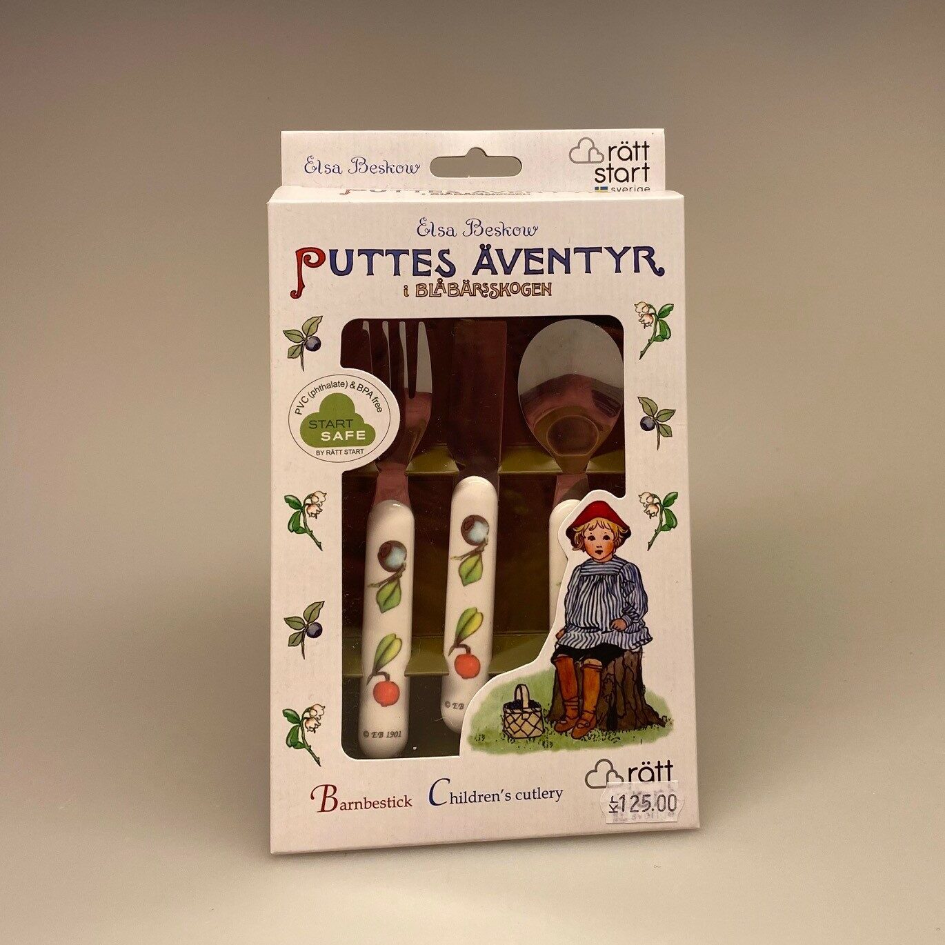 Elsa Beskow børnebestik - Putte i blåbærskoven, elsa beskow, astrid lindgren, børneservice, børnebestik, kniv, gaffel, ske, til børn, gave, gaveide, barnedåb, julegave, dåbsgave, yndigt, biti, ribe, nostalgisk, hyggeligt, dekorativt, pænt,