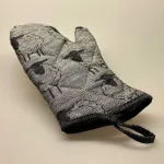 Grillhandske vævet bomuld/hør - Får sort/grå , grillvante, grill vante, grill handske, køkken, køkkentekstil, får, lam, vadehavet, marksen, marsklam, lam, påskelam, fåreavl, diger, kammerslusen, ribe, nationalpark, ribe domkirke, sort sol, biti, svensk, nordisk, grill, weber, gaveide